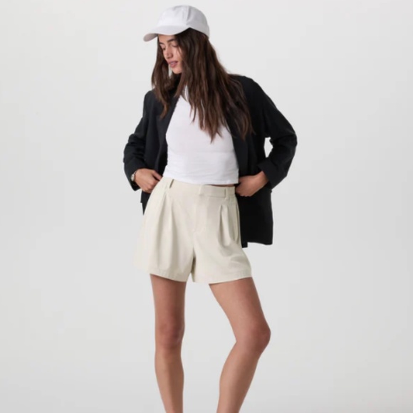 Vuori Villa High Waisted Trouser Shorts in the color Mushroom Women's Small - Picture 1 of 8